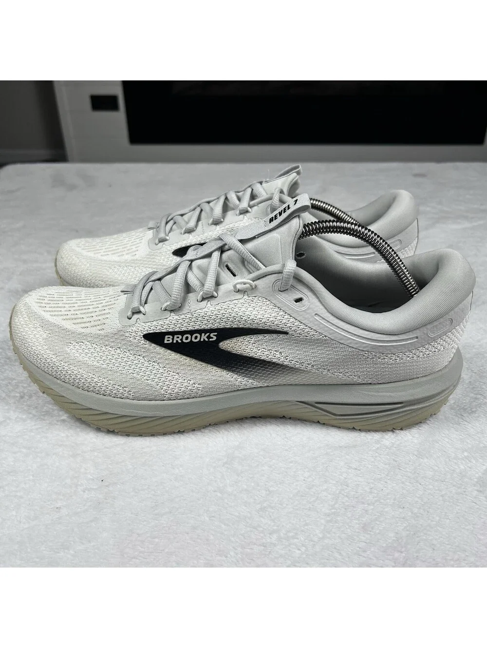 Brooks Revel 7 Running Shoes Men's Size 13 White Black Tan Athletic Sneakers